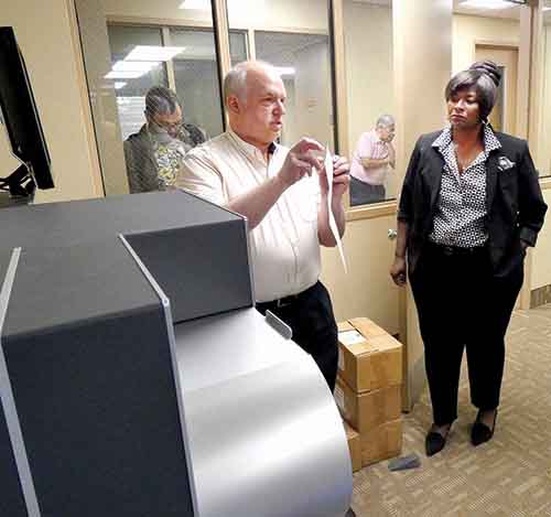 Coin toss favors Davis in Youngstown council race | News, Sports, Jobs - Vimarsana News